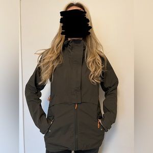 Waterproof snowboard/ski jacket